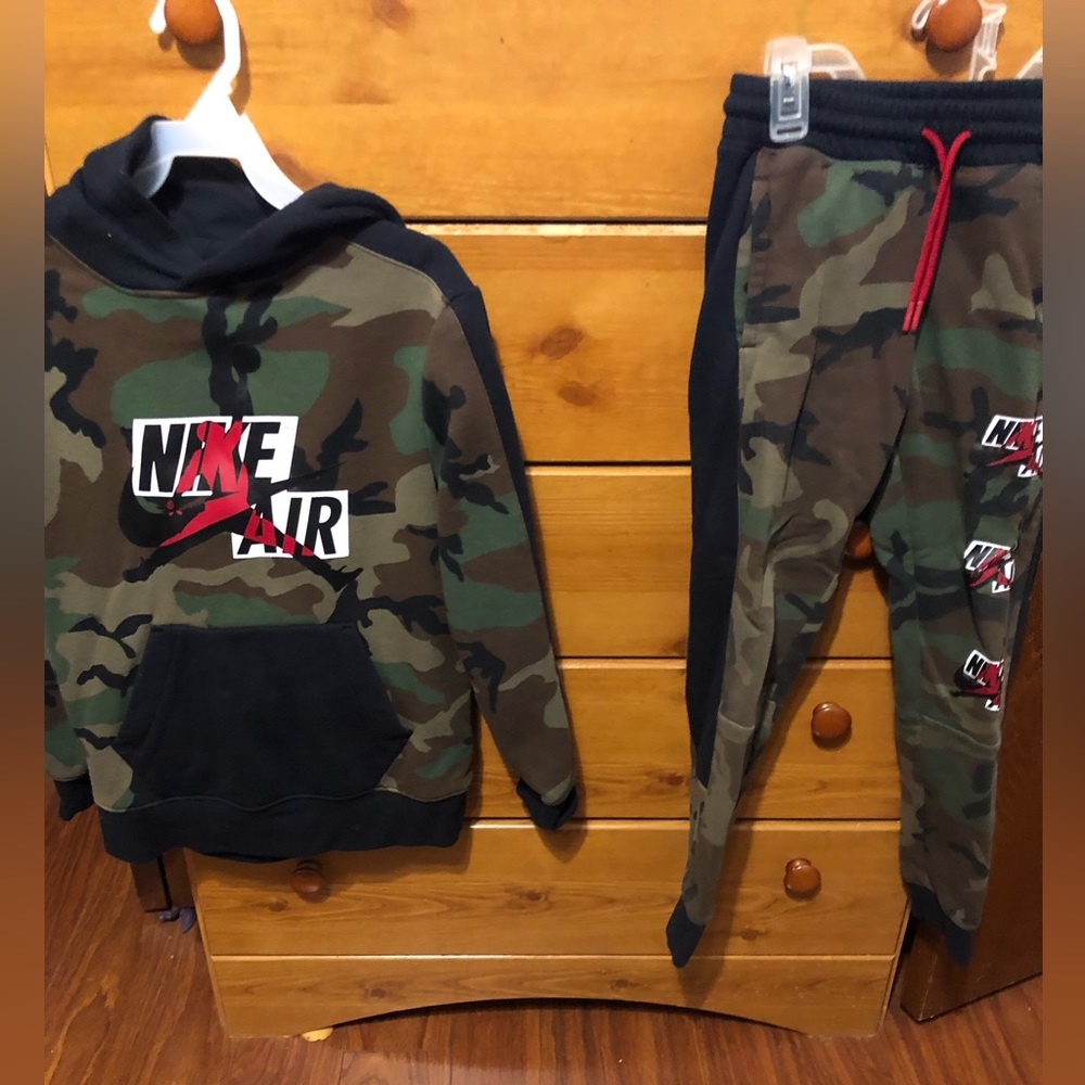 Nike air Jordan camo hoodie sweat suit.